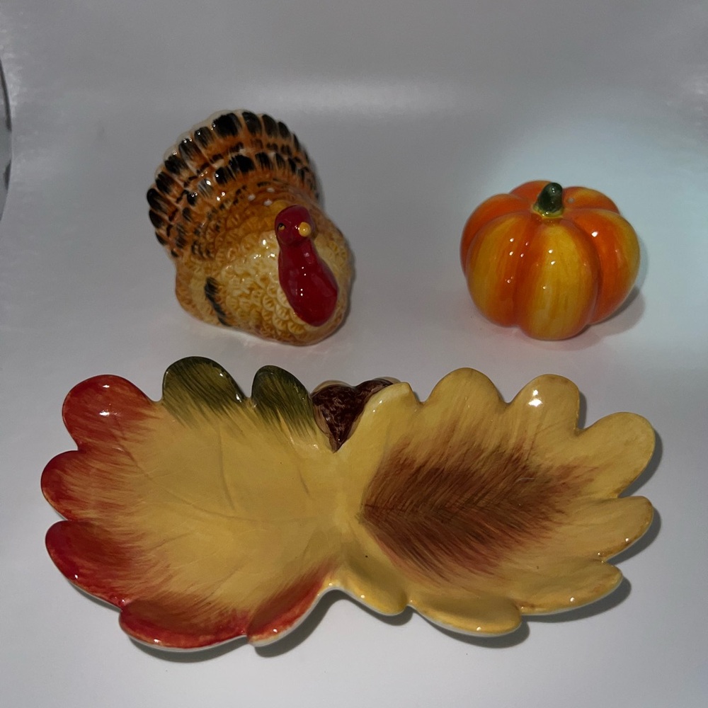 3-piece Thanksgiving-themed salt and pepper shaker set